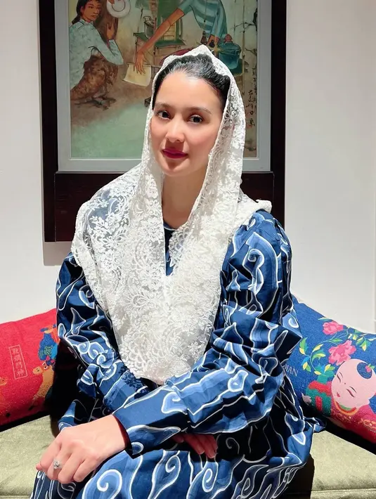 Tampil berkerudung, penampilannya ini cukup berbeda dengan gaya kesehariannya selama ini. Tidak sedikit yang memuji gayanya dan salut dengan aktivitasnya selama Ramadhan yang diisi dengan kegiatan positif dengan membaca Al-Quran. (Liputan6.com/IG/marcella.zalianty)