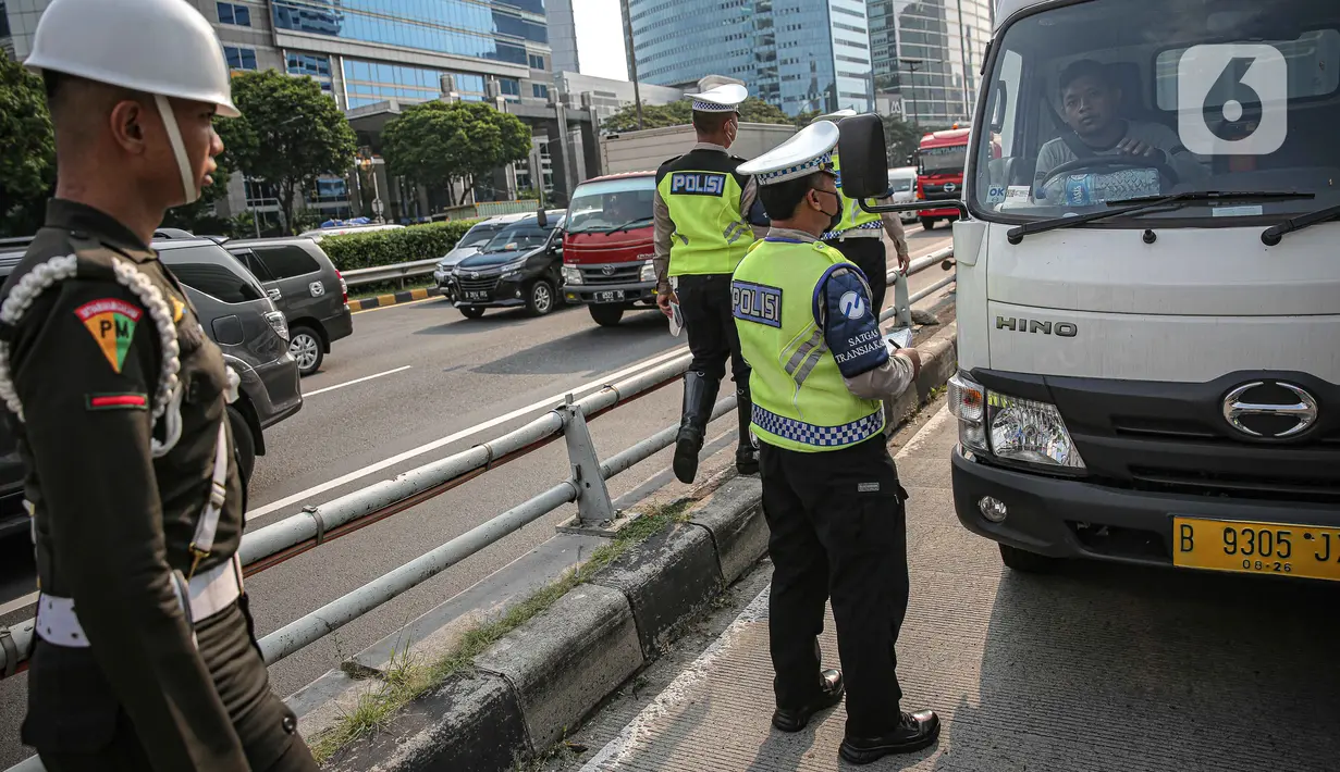 Sanksi tilang dilakukan bisa terjadi tanpa batas. Mulai dari penahanan surat izin mengemudi (SIM), penyitaan surat tanda nomor kendaraan (STNK) dan ditahannya kendaraan motor milik pengemudi.  (Liputan6.com/Faizal Fanani)
