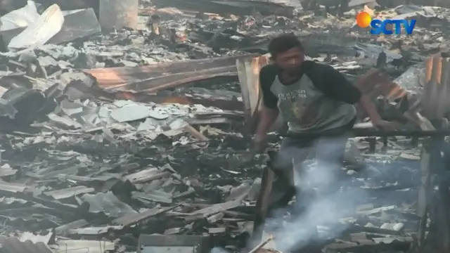 Para korban kebakaran di Kampung Bandan masih mengais sisa-sisa harta yang ludes terbakar. Warga mengeluh karena belum mendapat bantuan.