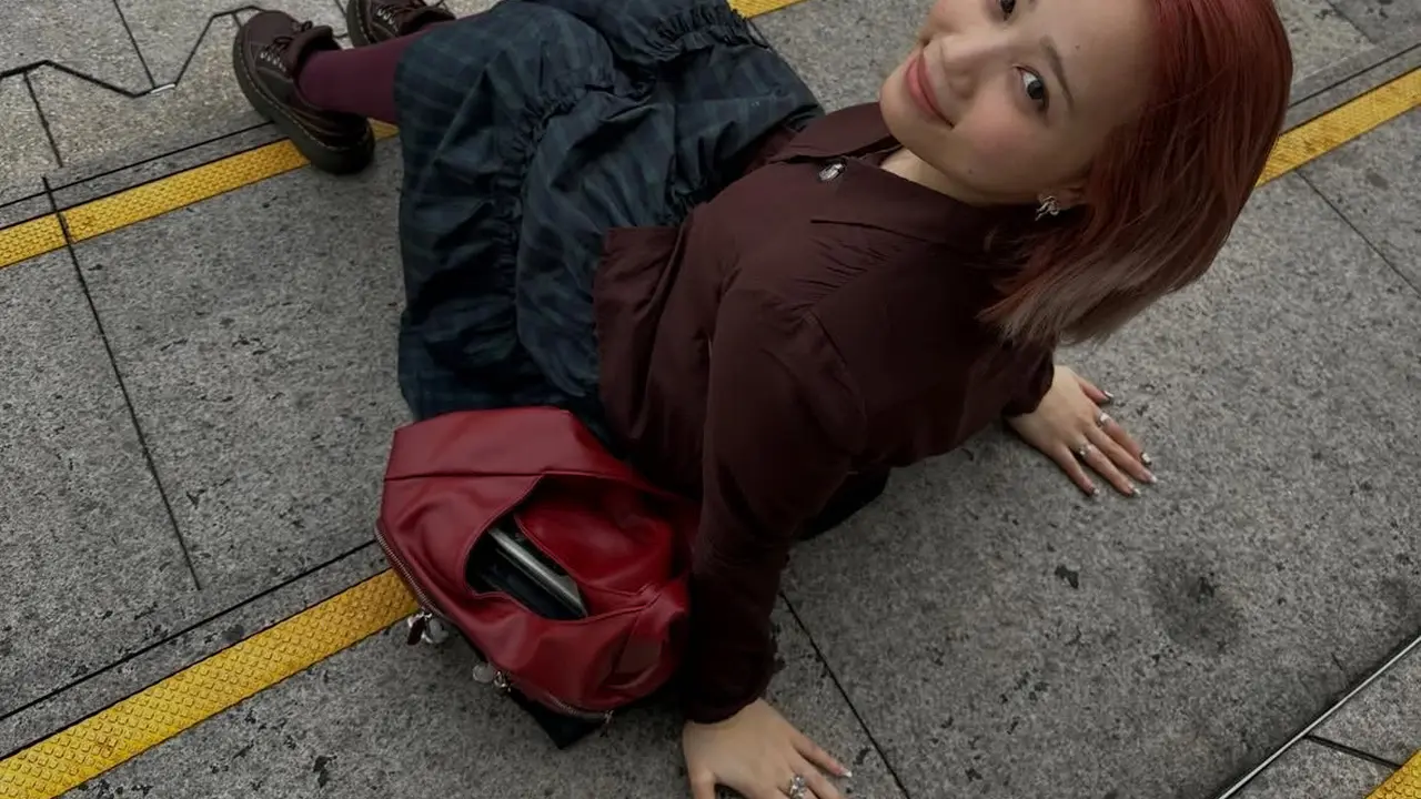Gaya Transit  Camillia Azzahra di Hong Kong. [@camilliazr]