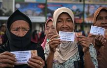 FOTO: Ribuan Warga Surabaya Antre Menerima  Zakat Mal Rp 500 Ribu per Orang di Masjid Cheng Hoo