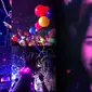 Momen keseruan Prilly saat nonton konser Coldplay di Singapura tahun 2017. (Foto: https://www.instagram.com/p/CsVRjdlJGWD/)