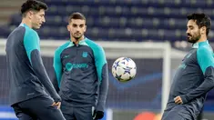 Pemain Barcelona #09 Robert Lewandowski, #07 Ferran Torres dan #22 Ilkay Gundogan melakukan pemanasan selama sesi latihan menjelang ditantang Shakhtar Donetsk pada lanjutan Liga Champions di Hamburg, Jerman utara pada 6 November 2023. (Axel Heimken / AFP)