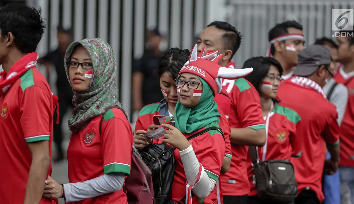 Sejumlah suporter Timnas Indonesia antre untuk masuk ke Stadion Gelora Bung Karno (GBK), Senayan, Jakarta, Minggu (14/1). Pada uji coba sebelumnya, Islandia berhasil menggasak Indonesia Selection 6-0. (Liputan6/Faizal Fanani)