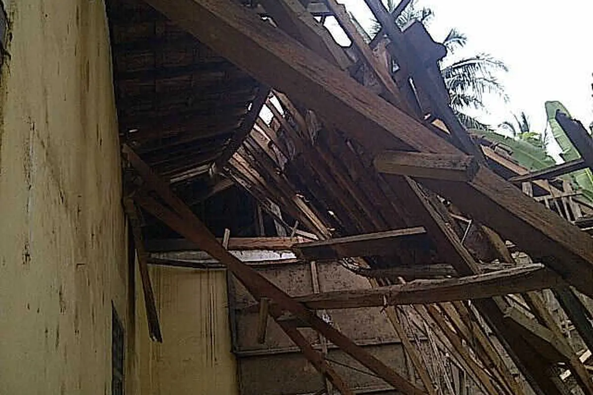 Ruang kelas MTs di banten ambruk
