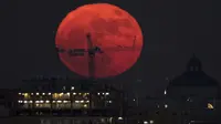 Pada gambar yang diberikan oleh NASA, terlihat fenomena supermoon di langit Washington, DC, Minggu (3/12). Supermoon adalah istilah populer untuk menyebut purnama yang posisi orbit Bulan sedang berada di jarak tedekat dengan Bumi. (NASA/GETTY IMAGES/AFP)