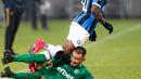 Pemain sayap Inter Milan, Victor Moses berebut bola dengan pemain Ludogorets, Dragog Grigore dalam leg pertama 32 besar Liga Europa di Huvepharma Arena, Kamis (20/2/2020). Inter Milan sukses membawa pulang kemenangan usai mengalahkan tuan rumah Ludogorets 2-0. (AP/Vadim Ghirda)
