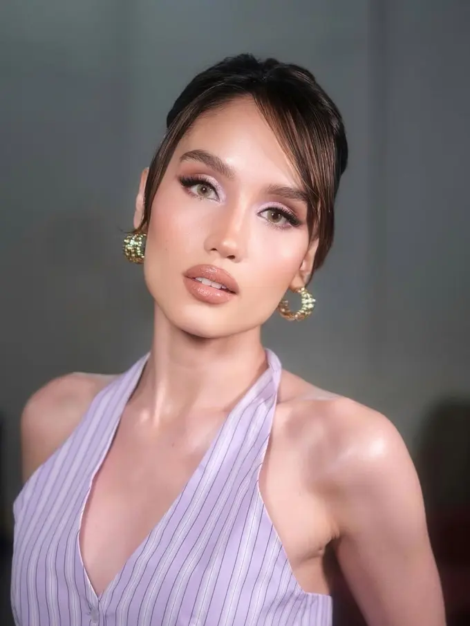 Cinta Laura Tampil Glamor dengan Y2K Makeup Look Penuh Glitter, Karya Rhay David