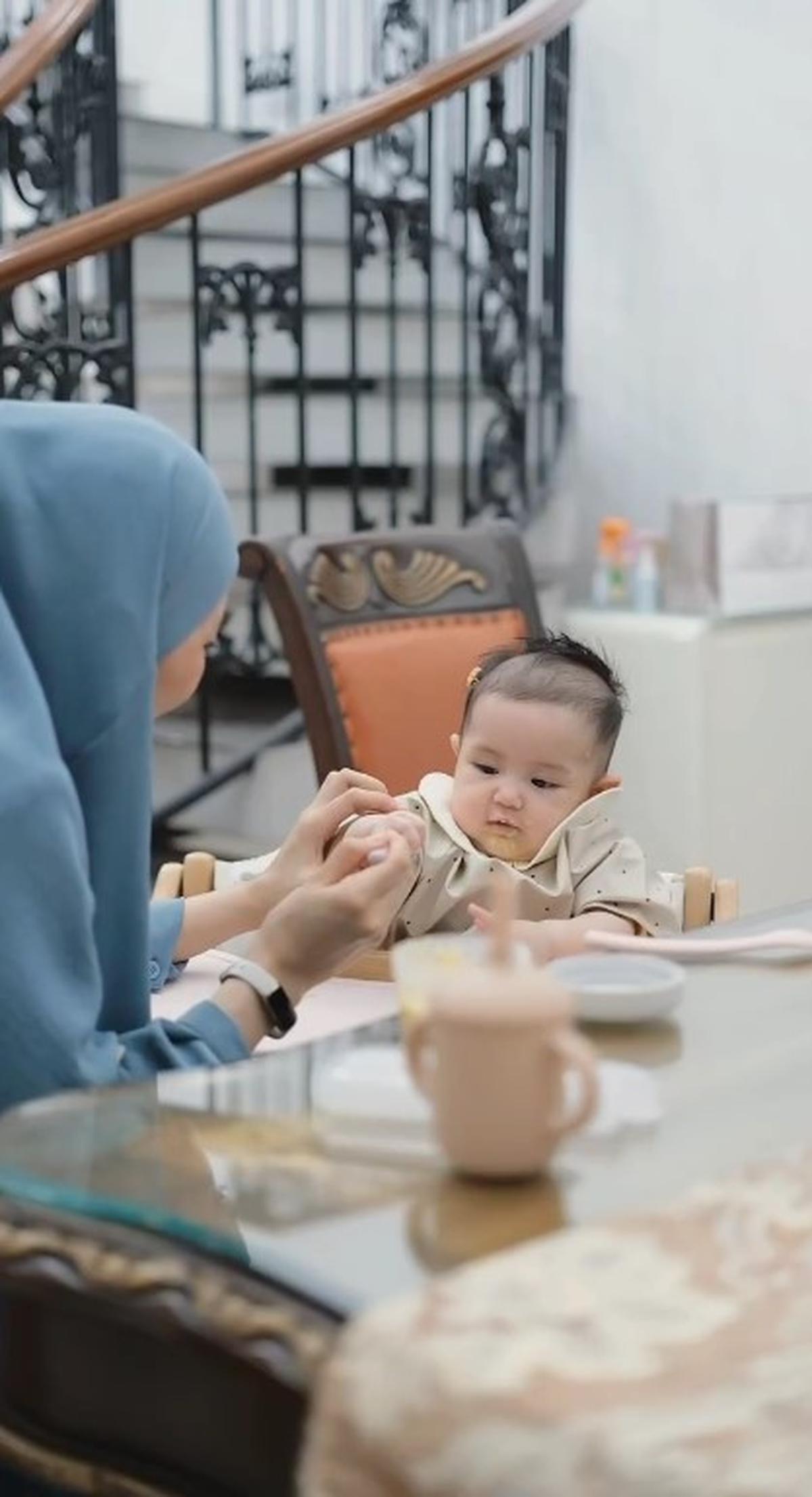 Momen Anak Bungsu Alyssa Soebandono MPASI Pertama, Begini Reaksinya - Dibuatkan Sendiri oleh sang Ibu
