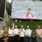 Ketua Umum Gebu Minang Oesman Sapta Odang (Oso) melepas langsung bantuan korban bencana banjir dan longsor Sumbar pada hari ini, Minggu (19/5/2024). (Ist)