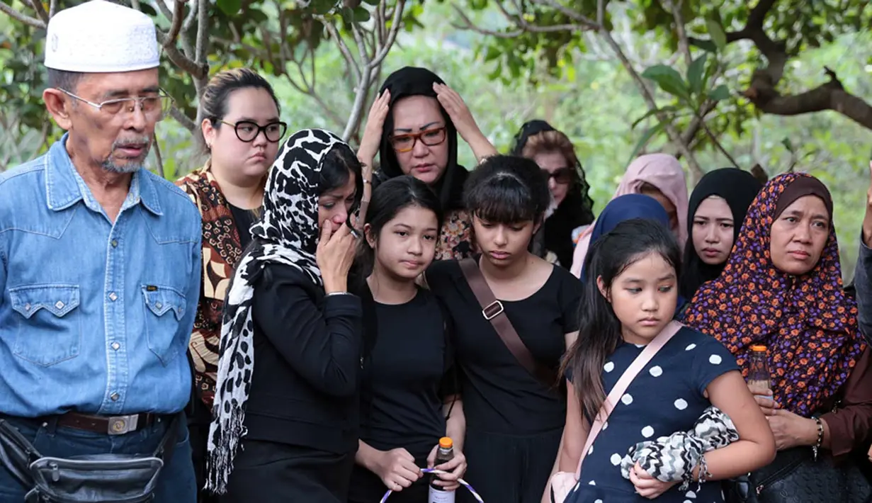 "Kami tentu akan urus sebaik-baiknya. Karena itu kan titipan Allah SWT. Tidak boleh kita sia-siakan apapun itu karena darah daging kita sendiri," tutur Nurzaman. (Deki Prayoga/Bintang.com)