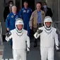 Astronot NASA Douglas Hurley (kiri) dan Robert Behnken bersiap untuk misi peluncuran roket SpaceX Falcon 9 di Cape Canaveral, Florida, Sabtu (30/5/2020). Kedua astronot akan tinggal di ISS selama satu hingga empat bulan, bergabung dengan para astronot lainnya. (AP/John Raoux)