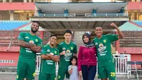 Bek Persebaya Surabaya, Mokhamad Syaifuddin (kanan) bersama istri dan putri kecilnya, berfoto bersama rekan-rekannya di Persebaya, Taisei Marukawa, Rendi Irwan, dan Alie Sesay. (Dok. Instagram Mokhamad Syaifuddin)