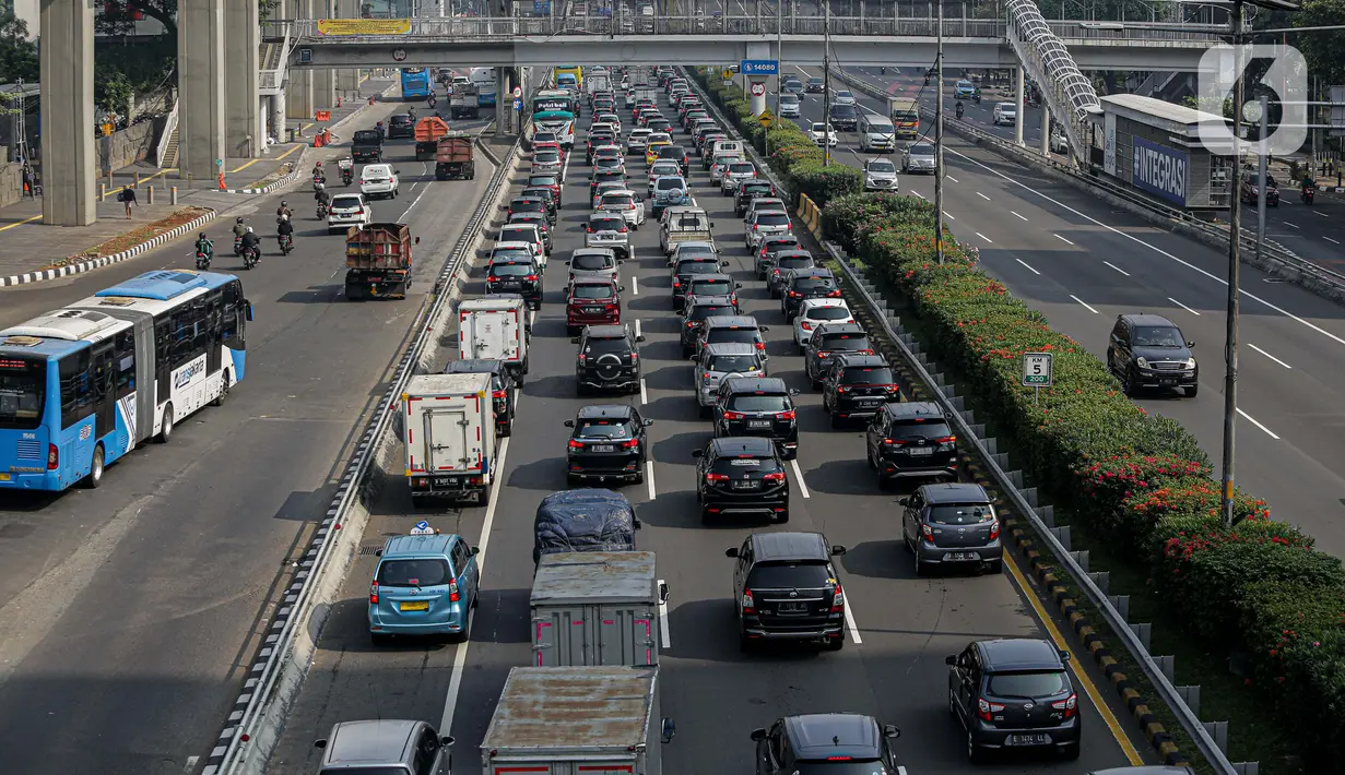 Sejumlah kendaraan roda empat terjebak macet di ruas Tol Dalam Kota, Jakarta, Senin (5/7/2021). Macet tersebut disebabkan karena adanya penutupan sejumlah pintu keluar tol dalam kota dalam masa PPKM Darurat. (Liputan6.com/Faizal Fanani)