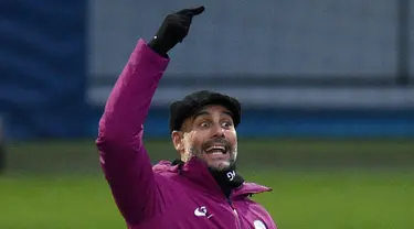 Pemain Manchester City melakukan pemanasan saat latihan jelang menghadapi Feyenoord di Liga Champions  di Manchester, Inggris (20/11). Di pertandingan ini Manchester City kehilangan bek tangguhnya John Stone yang mengalami cedera. (AFP Photo/Oli Scarff)