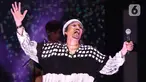 Aksi vokalis Band Sheila on 7, Duta saat konser yang bertajuk 'Tunggu Aku di Jakarta' di kawasan JIExpo Kemayoran, Jakarta, Sabtu, (28/1/2023). Dalam konser yang bertajuk 'Tunggu Aku di Jakarta', Sheila on 7 membawakan lagu-lagu andalannya seperti Pejantan Tangguh, Pria Kesepian, Sephia dan lain-lain. (Liputan6.com/Herman Zakharia)