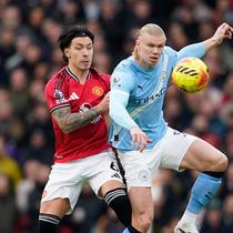 Bek Manchester United, Lisandro Martinez, membuat Erling Haaland tak berkutik saat timnya menang 2-0 atas Manchester City pada laga pekan ke-22 Premier League musim ini di Old Trafford, Sabtu (17/01/2026) malam WIB. (AP Photo/Dave Thompson)