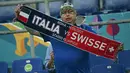 Suporter timnas Italia terlihat sebelum dimulainya laga Grup A Euro 2020 antara Italia dan Swiss di stadion Olimpiade di Roma, Rabu (16/6/2021). Dalam laga tersebut, Timnas Italia menghajar Swiss dengan skor 3-0. (Andreas Solaro/Pool Photo via AP)