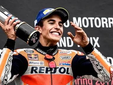 Pebalap Repsol Honda, Marc Marquez, menjadi yang tercepat pada MotoGP Jerman di Sirkuit Sachsenring, Saxony, Minggu (2/7/2017). Rider asal Spanyol itu juara dengan catatan waktu 40 menit 59,525 detik. (EPA/Filip Singer)