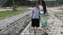 Gracia Indri pun juga sering terlihat liburan bareng ibundanya. Kali ini mereka berlibur di Kuta Mandalika di Lombok, NTB. Kali ini Gracia memakai kaus bermotif, namun ia memadukannya dengan kain bermotif songket. Unik ya? (Instagram/graciaz14)