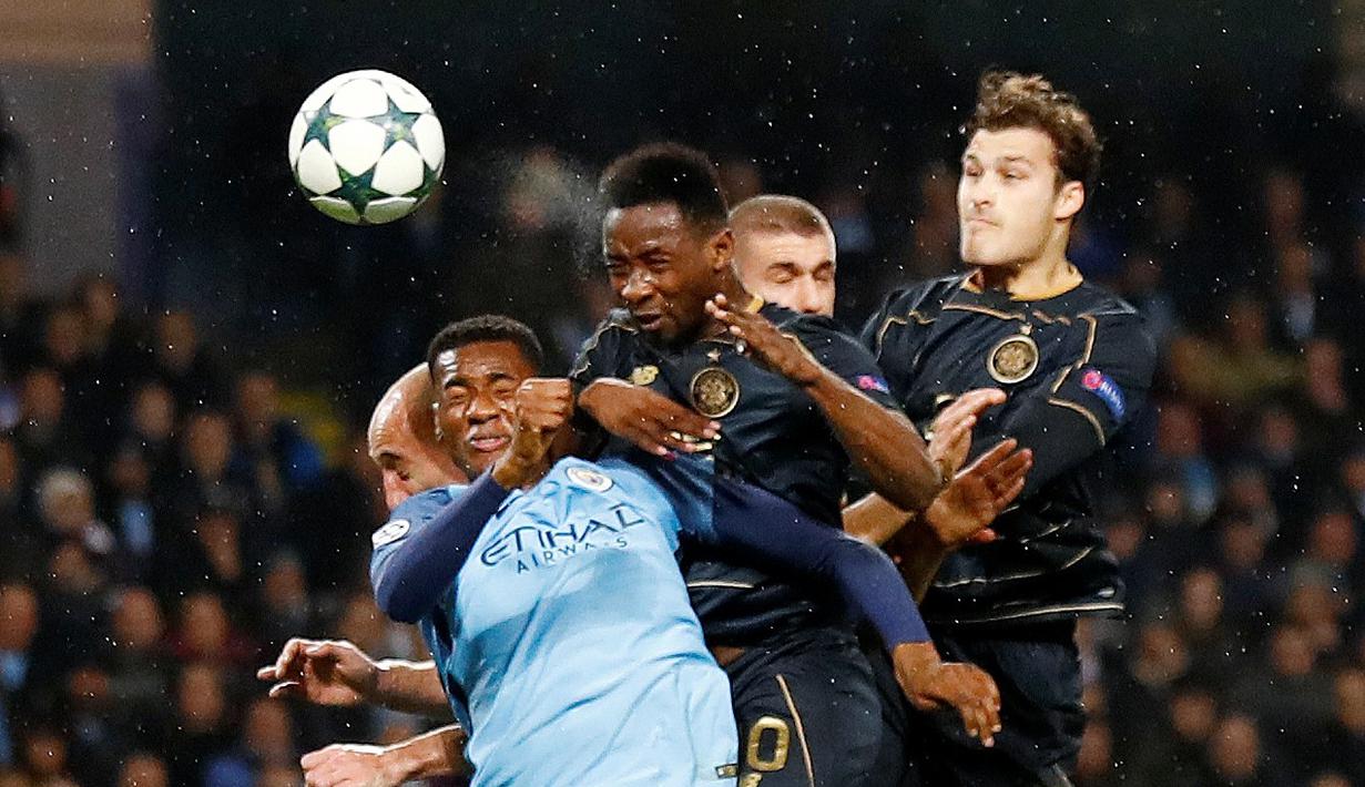 Duel antara pemain Manchester City dan Celtic pada laga terakhir Grup C Liga Champions di Stadion Etihad, Selasa (6/12/2016). (Action Images via Reuters/Jason Cairnduff)