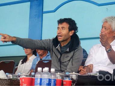 Pelatih Timnas Indonesia, Luis Milla, dan asistennya Miguel Gandia yang ikut menemani pemantauan pemain pada laga Piala Presiden 2017 di Malang. Luis Milla dan Danurwindo aktif berbincang di Tribun. (Bola.com/Benediktus Gerendo Pradigdo)