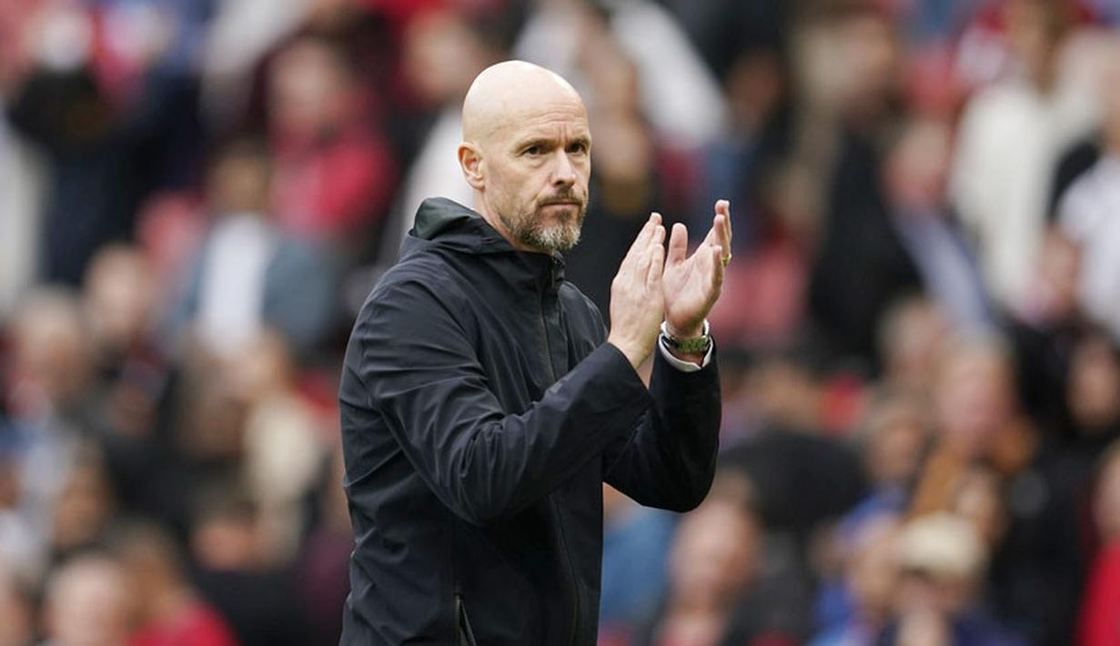 Pelatih Manchester United, Erik ten Hag, tampak lesu setelah ditaklukkan Brighton and Hove Albion pada laga Liga Inggris di Stadion Old Trafford, Sabtu (16/9/2023). Untuk pertama kalinya sepanjang sejarah Premier League, MU kalah tiga kali dari lima pertandingan awalnya. Sebelumnya, Setan Merah dihajar 0-2 Tottenham Hotspur dan 1-3 Arsenal. (AP Photo/Dave Thompson)