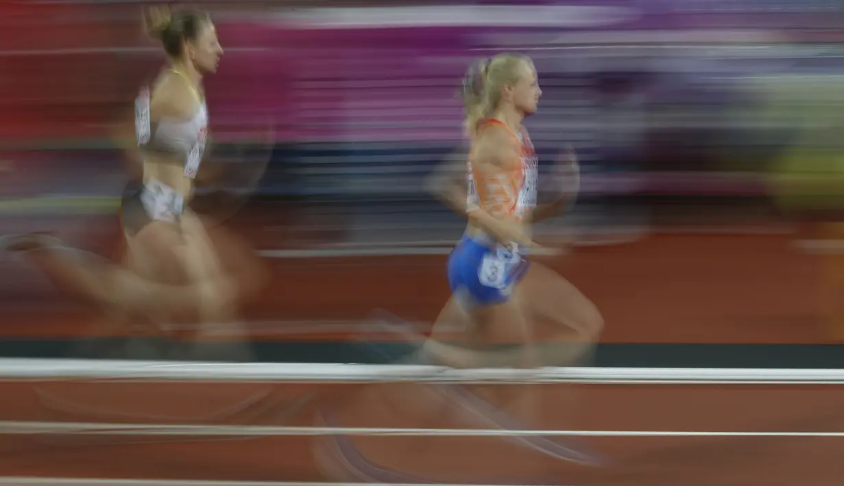 Pelari asal Belanda, Anouk Vetter (kanan) beradu cepat dengan lawannya pada cabang 800m putri heptathlon athletics saat kejuaraan IAAF World Championships di London Stadium, London, (5/8/2017). (AFP/Adrian Dennis)