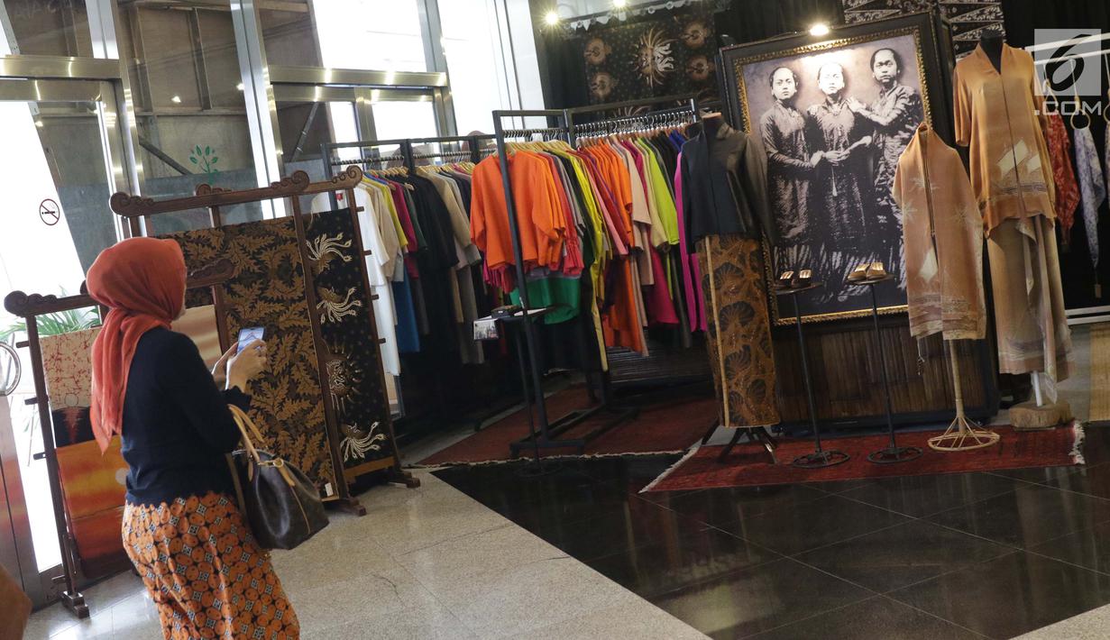 Pengunjung melihat-lihat stand pameran Gelar Kain Unggulan Nusantara di Jakarta Convention Center, Jumat (27/9/2019). Ratusan model kain dipamerkan dalam Gelar Kain Unggulan Nusantara yang berlangsung hingga Minggu, 29 September mendatang. (Liputan6.com/Helmi Fithriansyah)