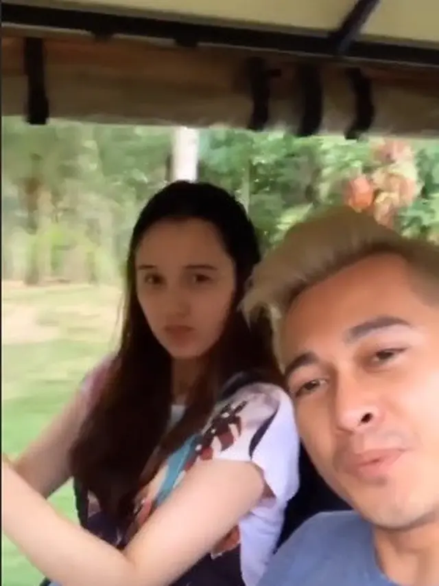 Istri Hamil 4 Bulan Ini 7 Momen Liburan Eza Gionino dan Keluarga Ke Yogyakarta
