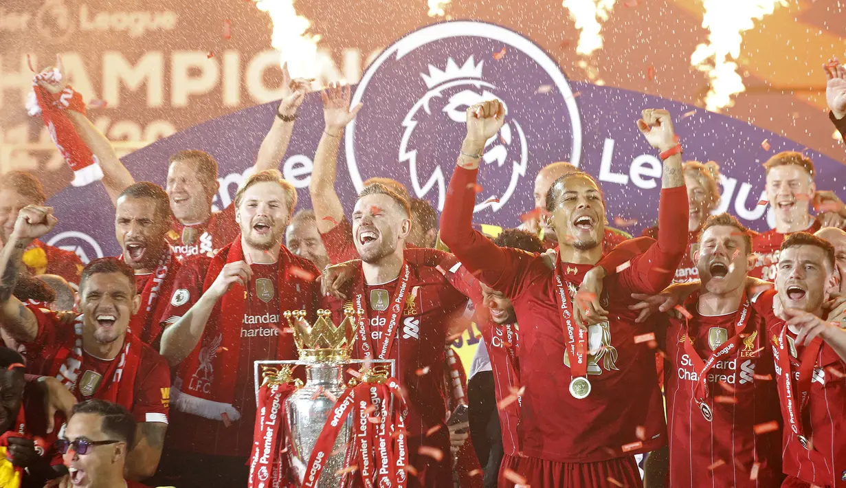 Pemain Liverpool, Virgil van Dijk (tengah kanan) ikut merayakan kemenangan timnya saat menjuarai Liga Inggris 2019/2020 di Anfield, Liverpool, Inggris, 22 Juli 2020. (AFP/Pool/Phil Noble)
