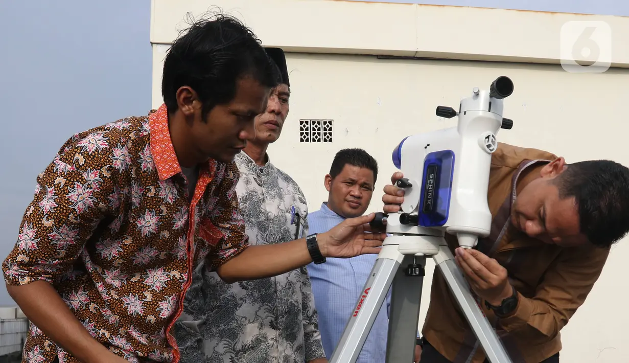 Petugas saat mempersiapkan teleskop untuk memantau hilal di Kantor Wilayah Kementerian Agama Provinsi DKI Jakarta, Cipinang, Jakarta, Jumat (1/4/2022). Kementerian Agama melakukan pemantauan hilal di 101 lokasi di sejumlah wilayah di Indonesia untuk menentukan 1 Ramadhan 1443 Hijriah.(Liputan6.com/H
