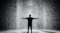 Ilustrasi hujan. (Photo by Aleksandar Pasaric: https://www.pexels.com/photo/silhouette-and-grayscale-photography-of-man-standing-under-the-rain-1530423/)