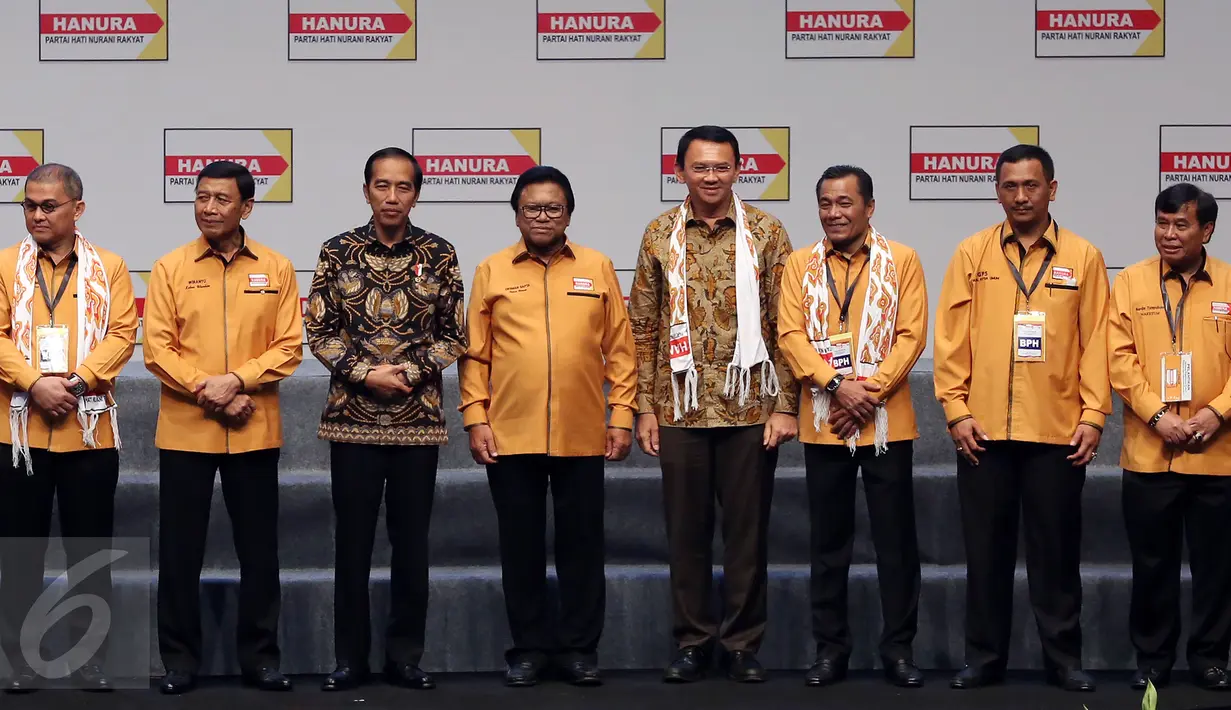 Presiden RI Joko Widodo bersama Oesman Sapta dan Gubernur DKI Jakarta Basuki Tahja Purnama (Ahok) foto bersama saat Pelantikan DPP Hanura tahun 2016 - 2020 di Sentul International Convention Centre, Bogor, Rabu (22/02). (Liputan6.com/Johan Tallo)