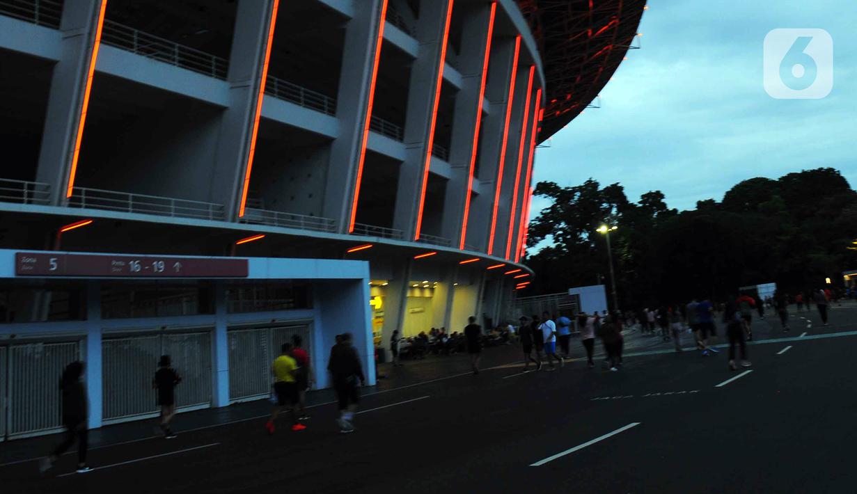 Warga berolahraga di kawasan Stadion Utama Gelora Bung Karno (SUGBK), Jakarta, Kamis (9/2/2023). Sejak pemerintah mengumumkan tidak ada lagi pembatasan sosial skala besar (PSBB), warga kian antusias untuk berolahraga seperti lari, senam, dan jalan santai. (merdeka.com/Imam Buhori)