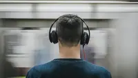 Ilustrasi mendengarkan lagu, musik. (Photo by Burst: https://www.pexels.com/photo/man-wearing-headphones-374777/)