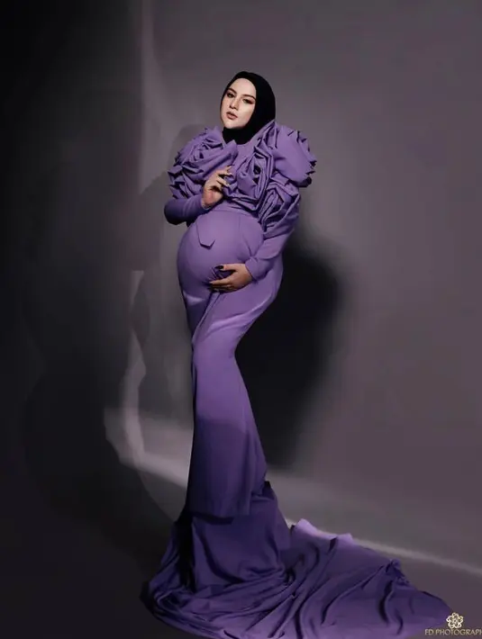 <p>1. Menjelang hari persalinan yang sudah di depan mata, Irish Bella menjalani maternity shoot bersama fotografer FD Photography. (Instagram/fdphotography90).</p>