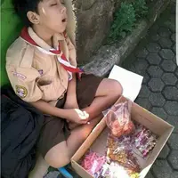 Inilah cerita kehidupan Abil, bocah SD yang foto-fotonya sempat menjadi viral dan membuat siapapun yang melihatnya terenyuh. (Foto: Facebook)