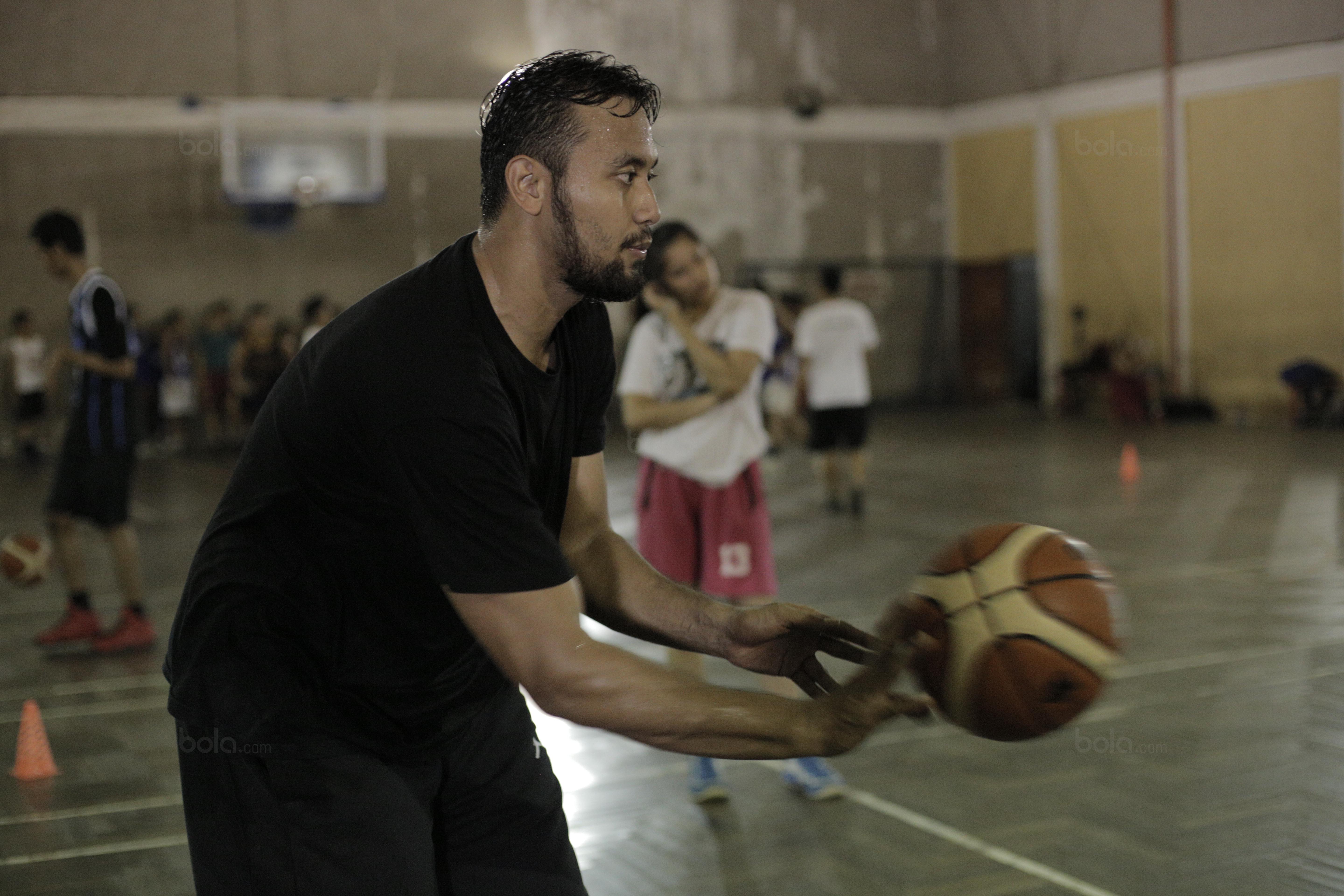 Pebasket Pelita Jaya, Adhi Pratama melatih anak-anak Depok di komunitas Depok Nation di GOR Hadi, Mampang, Depok yang digelar Sabtu (13/1/2018) (Bola.com/Okie Prabhowo)