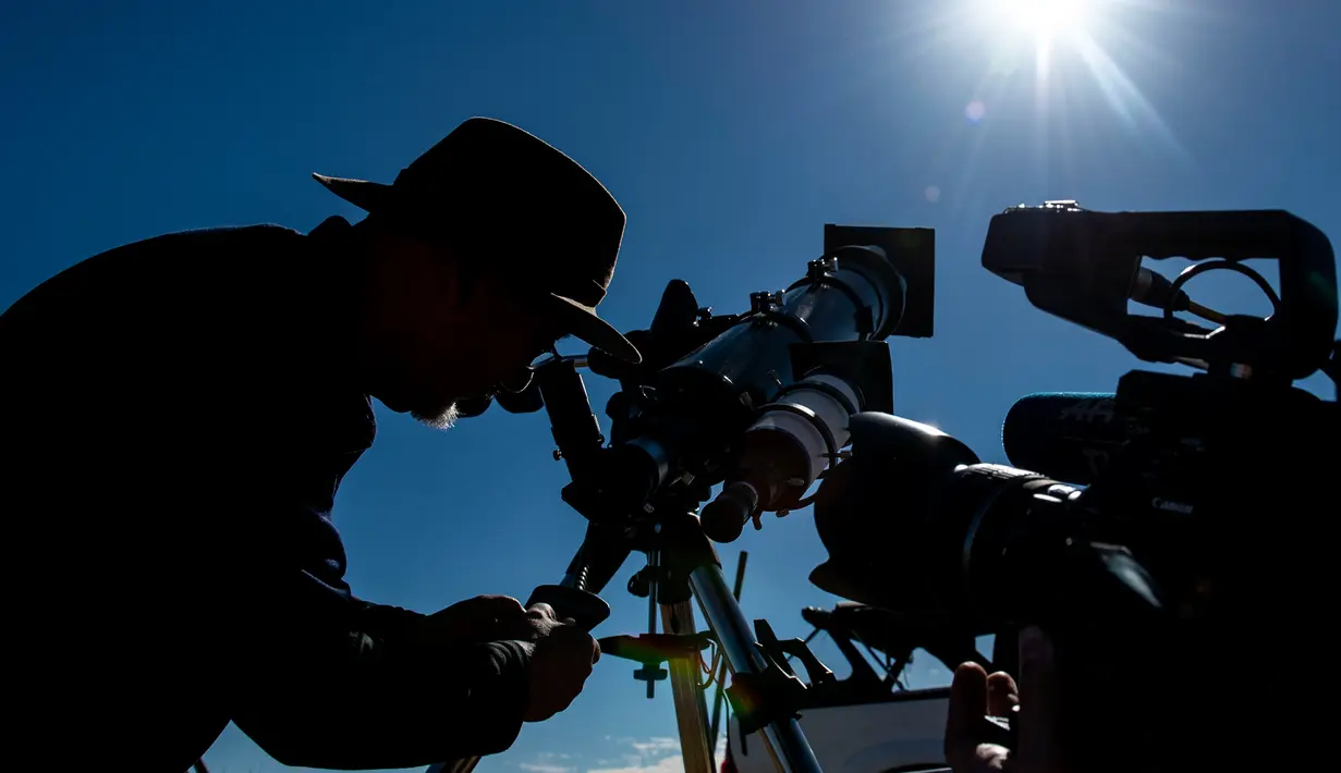 Seorang astronom mengecek teleskop sebelum gerhana matahari total di Vicuna, Valle del Elqui, wilayah Coquimbo, di gurun Atacama, Santiago, Chile (30/6/2019). Gerhana matahari total akan terjadi pada 2 dan 3 Juli di Pasifik dan Amerika Selatan. (AFP Photo/Martin Bernetti)
