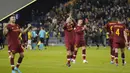 Para pemain AS Roma menyapa para pendukung usai mengalahkan Vittese pada pertandingan leg pertama babak 16 Liga Konferensi Eropa di stadion Gelredome di Arnhem, Belanda, Jumat (11/3/2022). Roma menang tipis atas Vitesse 1-0. (AP Photo/Peter Dejong)