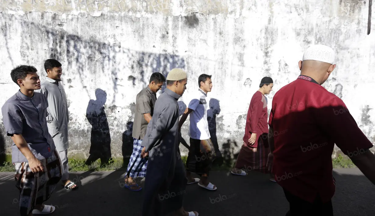 Para Pemain Persib Bandung usai melakukan salat berjamaah di Masjid Nurul Huda, Sidoardjo, Jawa Timur, Sabtu (11/6/2016). (Bola.com/Nicklas Hanoatubun)