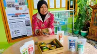 Jamiah, menjelaskan beragam manfaat teh herbal buatannya, yang menjadi suvenir rangkaian acara G20 di Nusa Dua Bali (Liputan6.com / Nefri Inge)