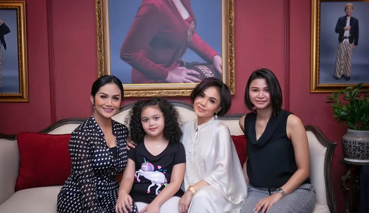 Yuni Shara, Krisdayanti dan Kartika Sary selalu terlihat kompak di berbagai kesempatan. Meski tak berkecimpung di dunia hiburan, sang adik bungsu Kartika Sary juga dikenal akan parasnya yang tak kalah cantik dari kedua kakaknya.  (Liputan6.com/IG/@krisdayantilemos)