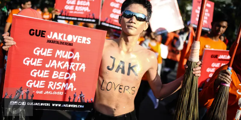 20160731-Bawa Sapu Lidi, Jaklovers Dukung Risma Maju Pilgub DKI-Jakarta
