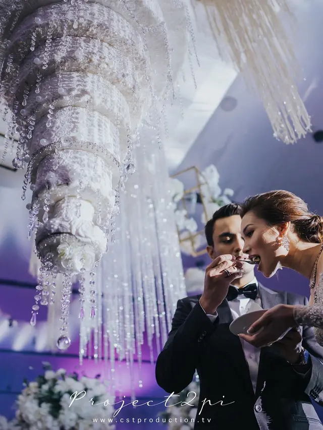 6 Momen Pernikahan Seleb Malaysia Viral, Kue Pengantin Digantung Seperti Lampu