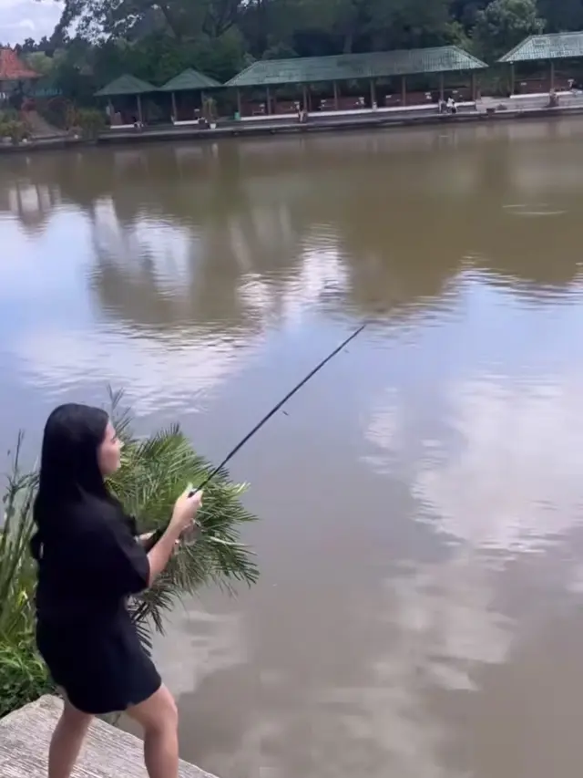 Prilly Latuconsina Mancing