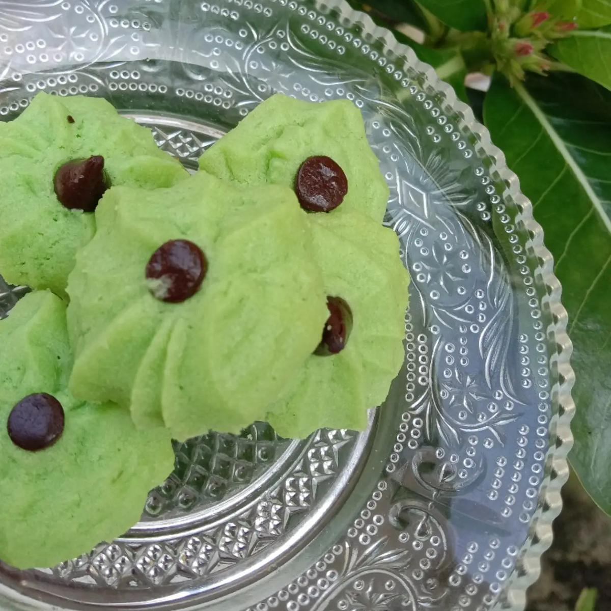 Ilustrasi Kue Semprit Pandan Susu