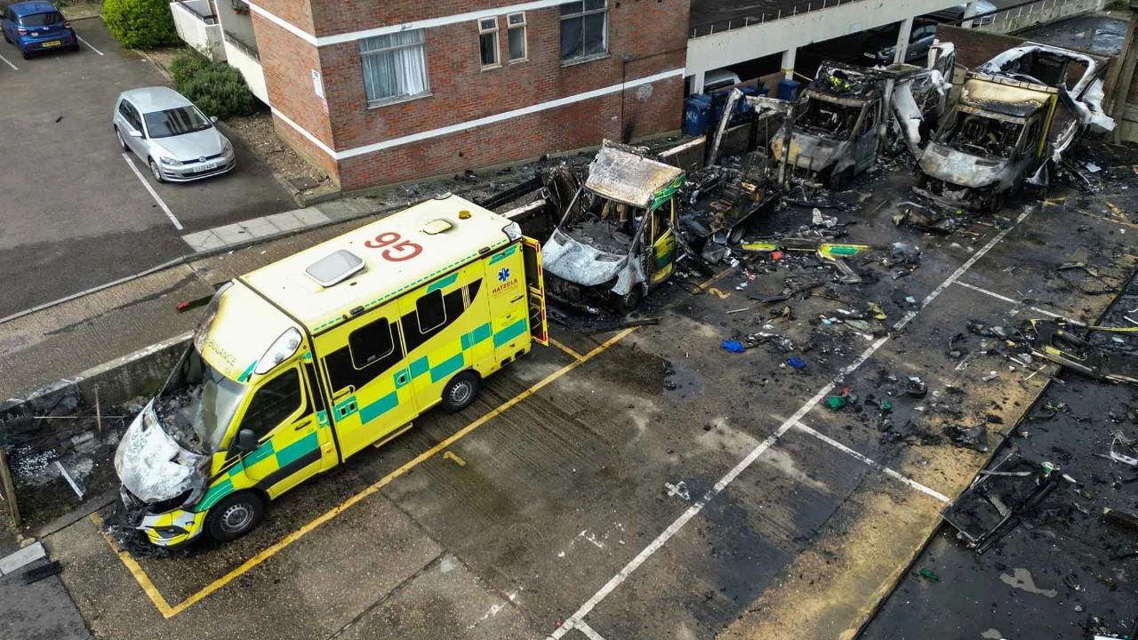 FOTO:  Ambulans Milik Komunitas Yahudi Dibakar di London Utara