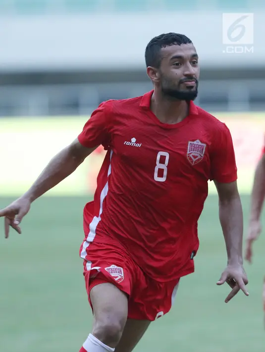 Gelandang Bahrain, Mohamed Marhoon merayakan gol ke gawang Uzbekistan pada laga PSSI Anniversary Cup 2018 di Stadion Pakansari, Kab Bogor, Senin (30/4). Laga kedua tim berakhir imbang 3-3. (Liputan6.com/Helmi Fithriansyah)